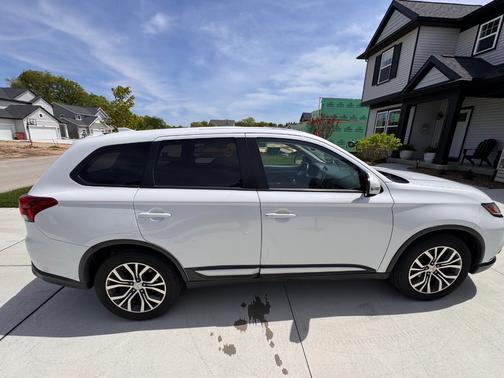 White 2017 Mitsubishi Outlander SE