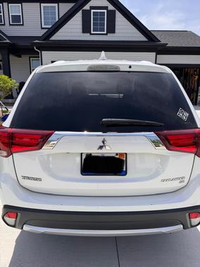 White 2017 Mitsubishi Outlander SE