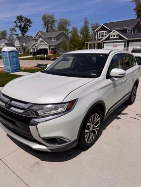White 2017 Mitsubishi Outlander SE