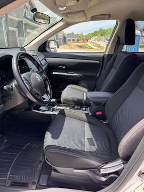 White 2017 Mitsubishi Outlander SE