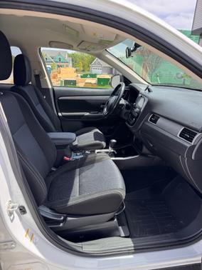 White 2017 Mitsubishi Outlander SE