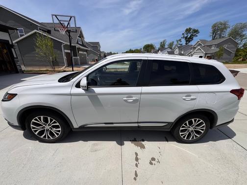 White 2017 Mitsubishi Outlander SE