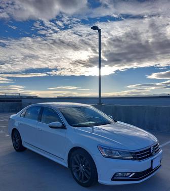 White 2017 Volkswagen Passat 1.8T SE w/Technology