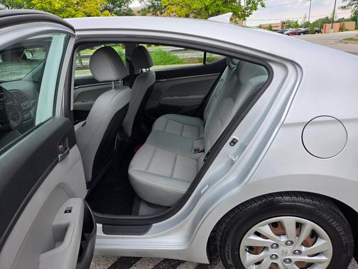 Silver 2017 Hyundai ELANTRA SE