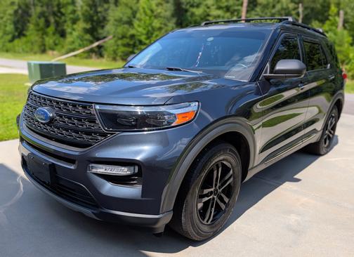 Blue 2022 Ford Explorer XLT