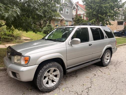 Silver 2003 Nissan Pathfinder LE