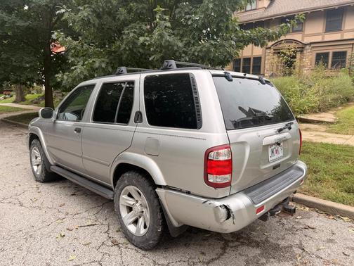 Silver 2003 Nissan Pathfinder LE