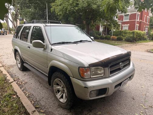 Silver 2003 Nissan Pathfinder LE