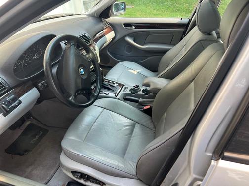 Silver 2004 BMW 325 i