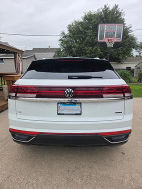 White 2024 Volkswagen Atlas Cross Sport 2.0T SE 4MOTION