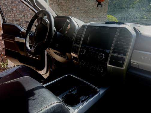 White 2019 Ford F-250 Lariat