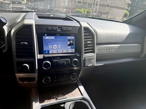 White 2019 Ford F-250 Lariat