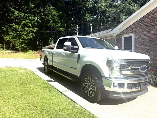 White 2019 Ford F-250 Lariat