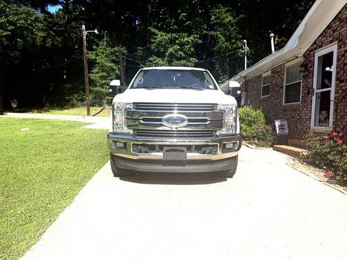White 2019 Ford F-250 Lariat