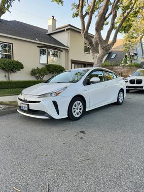 White 2019 Toyota Prius L