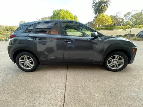 Gray 2018 Hyundai KONA SE