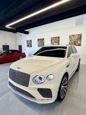 White 2021 Bentley Bentayga Hybrid AWD
