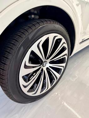 White 2021 Bentley Bentayga Hybrid AWD