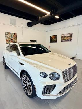 White 2021 Bentley Bentayga Hybrid AWD