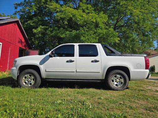 White 2010 Chevrolet Avalanche 1500 LS