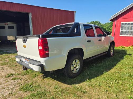 White 2010 Chevrolet Avalanche 1500 LS