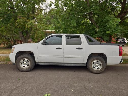 White 2010 Chevrolet Avalanche 1500 LS