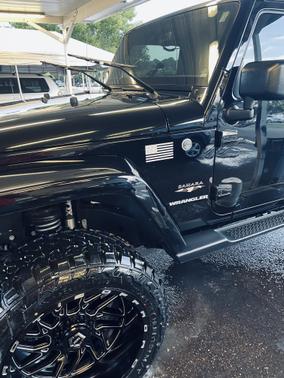 Photo 2 of 14 of 2017 Jeep Wrangler Sahara