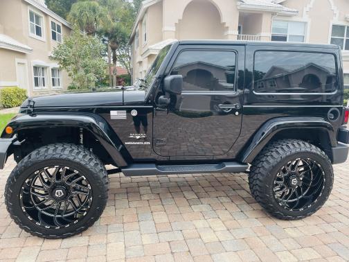 Photo 3 of 14 of 2017 Jeep Wrangler Sahara