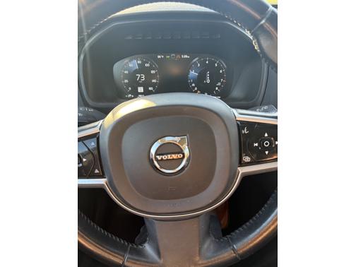 2022 Volvo XC90 T5 Momentum