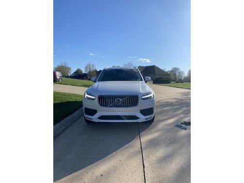 2022 Volvo XC90 T5 Momentum
