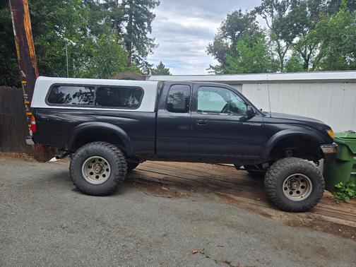 Black 2002 Toyota Tacoma Xtracab