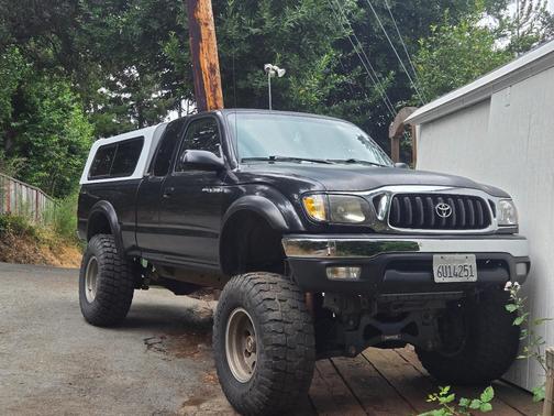 Black 2002 Toyota Tacoma Xtracab