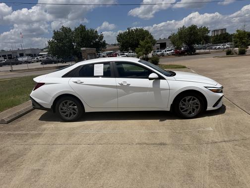 White 2024 Hyundai ELANTRA SEL