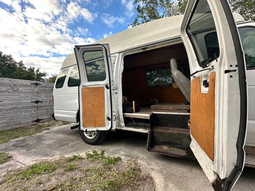 2009 Ford E350 Super Duty Base