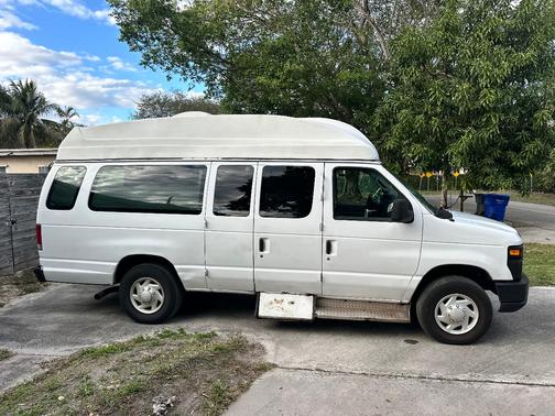 2009 Ford E350 Super Duty Base