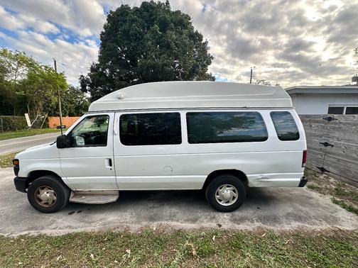 2009 Ford E350 Super Duty Base