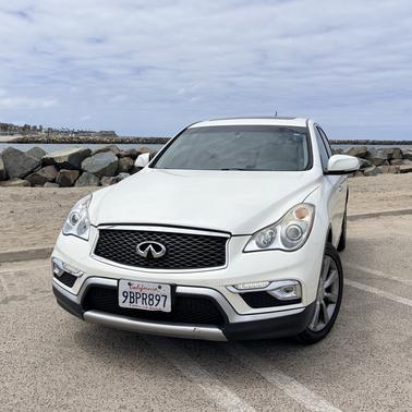 White 2017 INFINITI QX50 Base