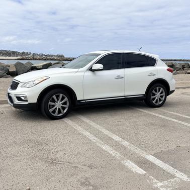 White 2017 INFINITI QX50 Base