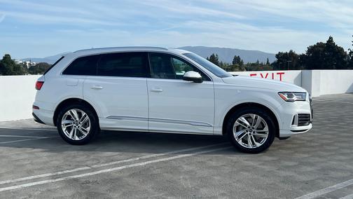 2022 Audi Q7 45 Premium