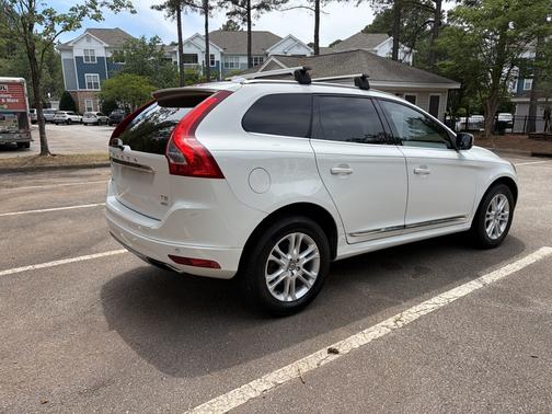 White 2015 Volvo XC60 3.2 Premier