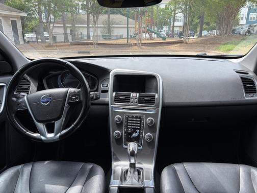 White 2015 Volvo XC60 3.2 Premier