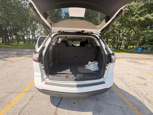 White 2016 Chevrolet Traverse 2LT