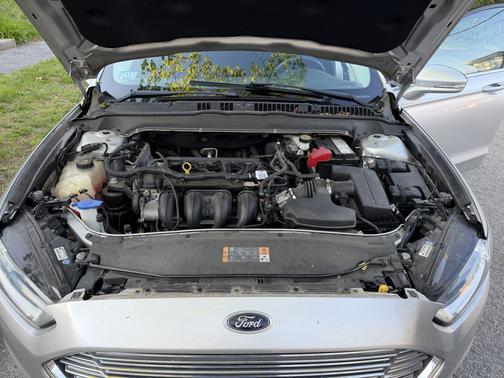 Silver 2013 Ford Fusion SE