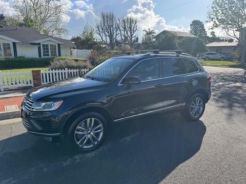 Black 2016 Volkswagen Touareg VR6 Lux