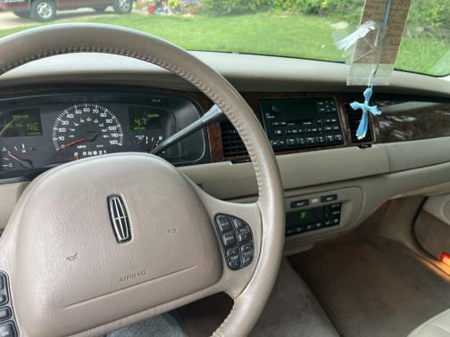 2000 Lincoln Town Car Signature