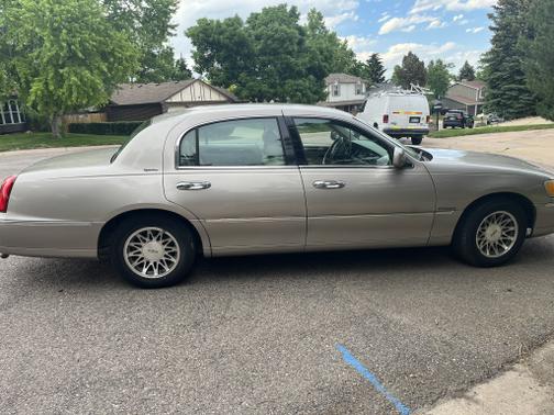 2000 Lincoln Town Car Signature