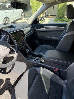 Green 2021 Volkswagen Atlas 3.6L SEL Premium R-Line
