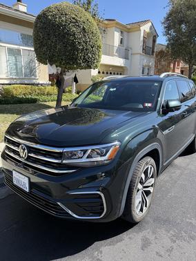 Green 2021 Volkswagen Atlas 3.6L SEL Premium R-Line