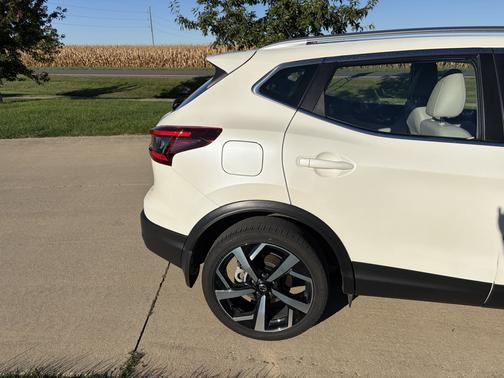 White 2021 Nissan Rogue Sport SL