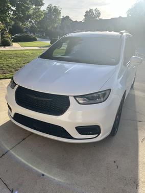 White 2022 Chrysler Pacifica Touring L
